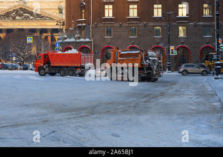 Spazzaneve cancella la città dalla neve caduta su un inverno mattina (San Pietroburgo, Russia) Foto Stock