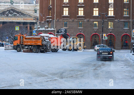 Inverno mattina trattore carichi di neve in un autocarro con cassone ribaltabile accanto a uno spartineve vicino San Isaac (St. Pietroburgo, Russia) Foto Stock