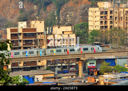 Metro vicino alla stazione ferroviaria di Asalpha, Bombay, Mumbai, Maharashtra, India, Asia, treni indiani Foto Stock