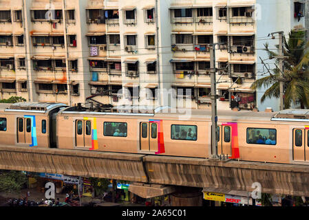 Metro vicino alla stazione ferroviaria di Asalpha, Bombay, Mumbai, Maharashtra, India, Asia, treni indiani Foto Stock