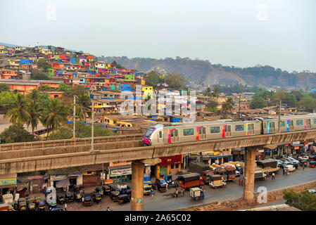 Metro vicino alla stazione ferroviaria di Asalpha, Bombay, Mumbai, Maharashtra, India, Asia, treni indiani Foto Stock