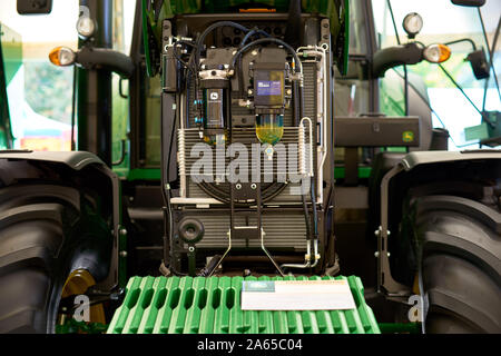 Chisinau, Moldavia, 22 ottobre 2019. trattore verde John Deere, vano motore con cappe aperto, alla fiera, Chisinau Moldavia Foto Stock