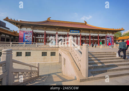 Editoriale: NANJING, Jiangsu, Cina, Aprile 14, 2019 - al di fuori del museo di Nanjing con numerosi visitatori Foto Stock