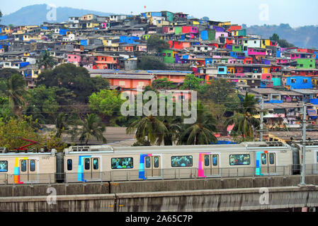Metro vicino alla stazione ferroviaria di Asalpha, Bombay, Mumbai, Maharashtra, India, Asia, treni indiani Foto Stock