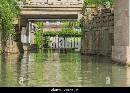 Un piccolo canale laterale del canale di Shantang a Suzhou Foto Stock