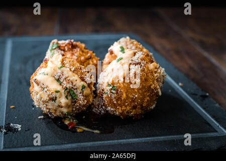 Mac fritti e palline di formaggio Parmigiano e maionese / Maccheroni morsi. Fast Food. Foto Stock