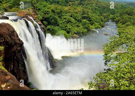 Cascate di Athirapally, Chalakudy River, Vazhachal foresta, Thrissur, Kerala, India, Asia Foto Stock