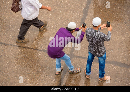 I musulmani prendendo selfies, l'Eid Al Fitr festival, Mumbai, Maharashtra, India, Asia Foto Stock