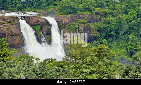 Cascate di Athirapally, Chalakudy River, Vazhachal foresta, Thrissur, Kerala, India, Asia Foto Stock