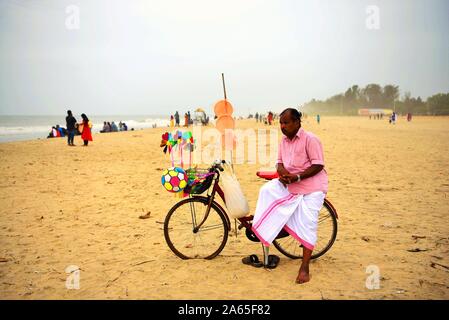 Plastica girandola colorata fornitore su bicicletta, Alappuzha Beach, Alleppey, Kerala, India, Asia Foto Stock