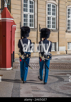 Le due guardie della guardia di guardia o di Amalienborg Palazzo Reale residenza ufficiale di theDanish Famiglia Reale di Copenaghen, Foto Stock