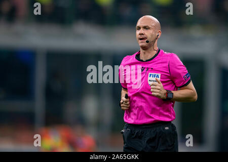 Anthony Taylor (Referente) durante il 'UEFA Champions League ' Gruppo tappa terza partita tra INTER 2-0 Borussia Dortmund a Giuseppe Meazza il 23 ottobre 2019 di Milano, Italia. Credito: Maurizio Borsari/AFLO/Alamy Live News Foto Stock