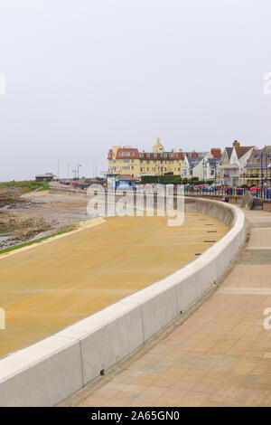 La Esplanade di fronte mare a Porthcawl Galles del Sud, con l'Hotel Seabanks in background Foto Stock