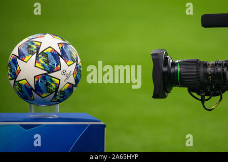 La sfera la partita durante il 'UEFA Champions League ' Gruppo tappa terza partita tra INTER 2-0 Borussia Dortmund a Giuseppe Meazza il 23 ottobre 2019 di Milano, Italia. Credito: Maurizio Borsari/AFLO/Alamy Live News Foto Stock