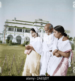 Il Mahatma Gandhi durante la marcia della pace dopo musulmani indù tumulti, Bihar, in India, Asia, Marzo 1947 Foto Stock