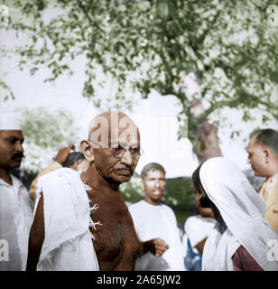 Il Mahatma Gandhi di incontro di persone durante la marcia della pace, Bihar, in India, Asia, Marzo 1947 Foto Stock