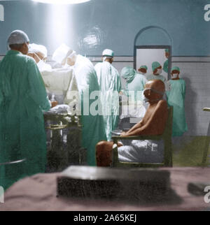 Il Mahatma Gandhi durante l'appendicite funzionamento del nipote Manu, Bihar, in India, Asia, 15 maggio 1947 Foto Stock