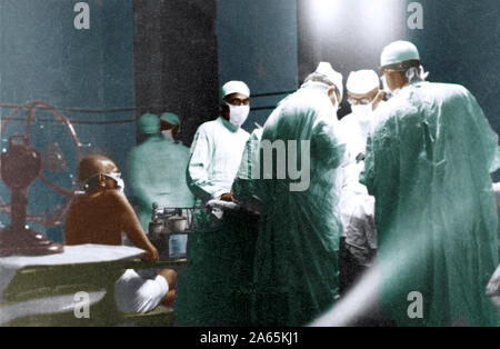 Il Mahatma Gandhi durante l'appendicite funzionamento del nipote Manu, Bihar, in India, Asia, 15 maggio 1947 Foto Stock