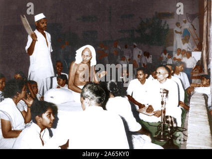 Il Mahatma Gandhi durante un incontro di preghiera, Birla House, New Delhi, India, 1947 Foto Stock