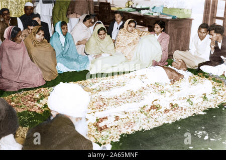 Il Mahatma Gandhi morti corpo coperto di fiori nella casa Birla presso Nuova Delhi, India, 31 Gennaio 1948 Foto Stock