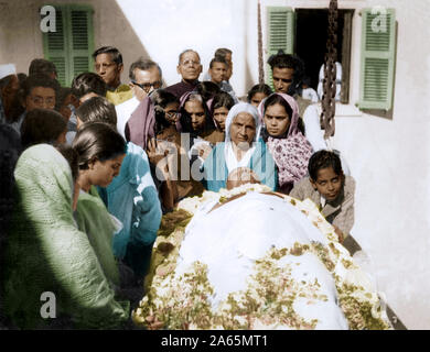 Folla per vedere il Mahatma Gandhi corpo morto, Birla House, New Delhi, India, Asia, 31 Gennaio 1948 Foto Stock