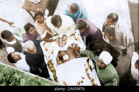 Folla per vedere il Mahatma Gandhi corpo morto, Birla House, New Delhi, India, Asia, 31 Gennaio 1948 Foto Stock