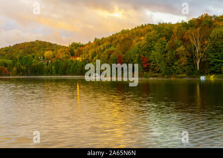 Sunrise vista del Lac Rond lago, in Sainte-Adele, Laurentian Mountains, Quebec, Canada Foto Stock