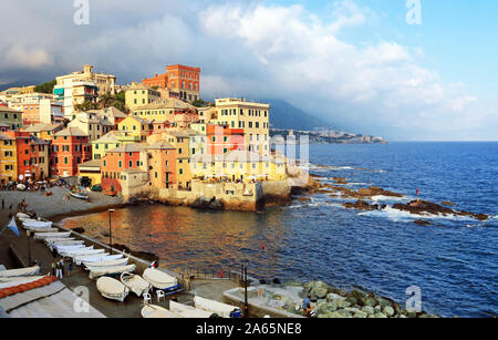 Il piccolo villaggio colorato di Bocadasse, vicino a Genova. Foto Stock