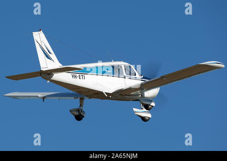 Piper Cherokee (PA-28-140) singola eying aeromobili leggeri VH-ETI battenti contro un cielo blu. Foto Stock