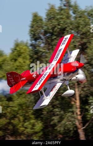 Pitts S-1S biplano acrobatico VH-IPB battenti a basso livello durante una routine di acrobazia. Foto Stock