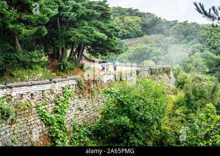 Fortezza Namhansanseong vista a parete con i turisti a piedi su di essa il giorno nuvoloso a Gwangju Corea del Sud Foto Stock