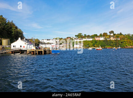 Una veduta del porto dal suono di Raasay a Portree, Isola di Skye in Scozia, Regno Unito, Europa. Foto Stock