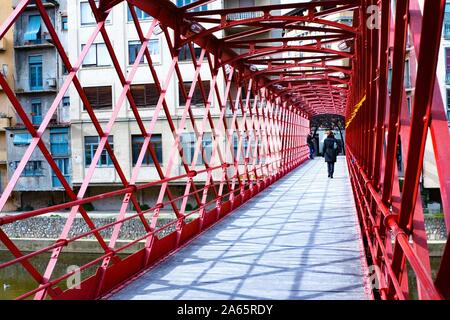 Girona, Spagna - 23 Gennaio 2019: Rosso ponte in ferro - Eiffel ponte attraverso il fiume Onyar in Girona, in Catalogna Foto Stock