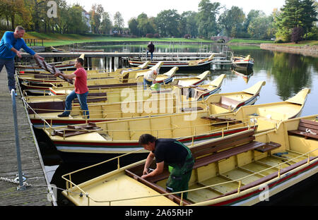 23 ottobre 2020, Sassonia-Anhalt, Wörlitz: nel Parco di Wörlitzer, gondolieri sono la preparazione di parte del 20 gondole per i trimestri invernali. Fino al 31 ottobre, tuttavia, diverse le gondole sono ancora disponibili per le gite sul lago. Il Dessau-Wörlitz Regno giardino è stato creato dal Principe Leopoldo III Friedrich Franz von Anhalt-Dessau (1740-1817) dal 1764 come il primo paesaggio parco in stile inglese sulla terraferma. Nel novembre 2000 l'ampia Dessau-Wörlitzer Gartenreich, il cui nucleo è il Wörlitzer Park, è stata riconosciuta dall'UNESCO come sito del patrimonio mondiale. Foto: Waltraud Grubitzsch/dpa-Zentralbil Foto Stock