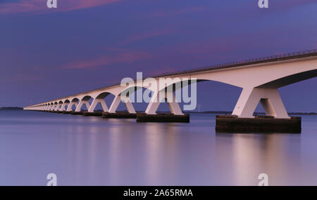 Esposizione a lungo il tramonto sul ponte di Zeeland, Paesi Bassi Foto Stock