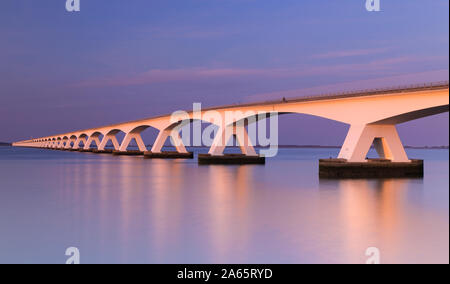 Esposizione a lungo il tramonto sul ponte di Zeeland, Paesi Bassi Foto Stock