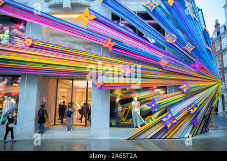 New Bond Street, Londra, Regno Unito. Il 24 ottobre 2019. Il nuovo negozio Louis Vuitton in apertura di giornata a New Bond Street con un grande splash di spettro di colore su un grigio e umido la mattina di Londra. Credito: Malcolm Park/Alamy Live News. Foto Stock