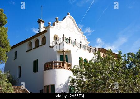 Barcellona, Spagna - 10 Ottobre 2014: Trias House è un'arte Nouveau edificio residenziale, che è costruito sul territorio del Parco Guel Foto Stock