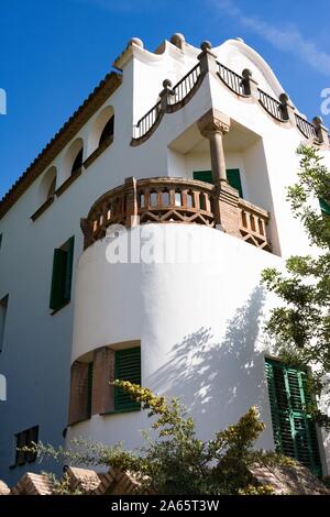 Barcellona, Spagna - 10 Ottobre 2014: Trias House è un'arte Nouveau edificio residenziale, che è costruito sul territorio del Parco Guel Foto Stock