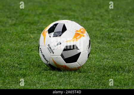 Kiev, Ucraina. 23 Ott, 2019. Kiev, Ucraina - 23 ottobre 2019: Palla ufficiale della UEFA Europa League allo Stadio Olimpico (foto di Aleksandr Gusev/Pacific Stampa) Credito: Pacific Press Agency/Alamy Live News Foto Stock