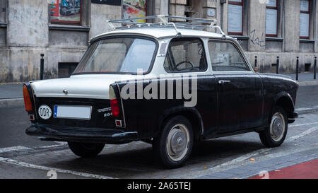 Antico Oriente vettura tedesca, Trabant, seduti su una strada a Budapest. È stato il più comune veicolo in Germania est, ed è stato anche esportato nei paesi entrambi Foto Stock