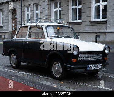 Antico Oriente vettura tedesca, Trabant, seduti su una strada a Budapest. È stato il più comune veicolo in Germania est, ed è stato anche esportato nei paesi entrambi Foto Stock