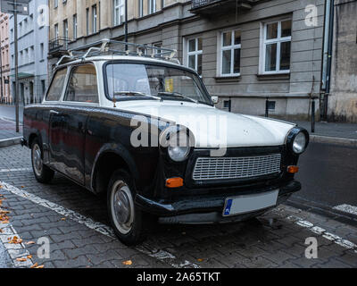 Antico Oriente vettura tedesca, Trabant, seduti su una strada a Budapest. È stato il più comune veicolo in Germania est, ed è stato anche esportato nei paesi entrambi Foto Stock