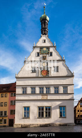 Ex palazzo taverna con meridiana orologio astronomico a Marktplatz (piazza del mercato) a Rothenburg ob der Tauber, Baviera, Germania, Europa, uno o Foto Stock