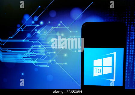 Ottobre 23, 2019, India: In questa illustrazione della foto di un sistema operativo più diffuso per computer Windows 10 logo visualizzato su uno smartphone. (Credito Immagine: © Avishek Das/SOPA immagini via ZUMA filo) Foto Stock