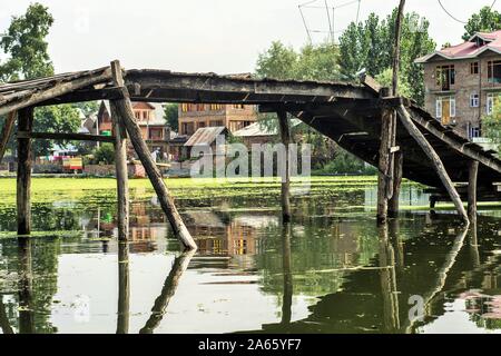 Ponte in legno sul lago dal, Srinagar, Kashmir, territorio dell'Unione, UT, India, Asia Foto Stock