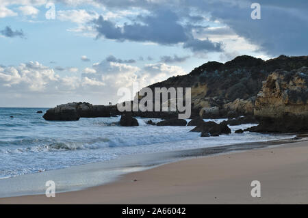 Oura Beach scenario durante il tardo pomeriggio ad Albufeira. Algarve, Portogallo Foto Stock