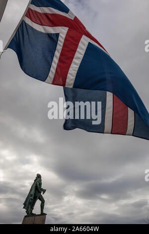 Leif Erikson o Leif Ericson statua, al di fuori dell'Hallgrímskirkja (chiesa luterana di Hallgrímur), a Reykjavik, Islanda, 11 ottobre 2019. Foto Stock