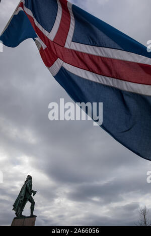 Leif Erikson o Leif Ericson statua, al di fuori dell'Hallgrímskirkja (chiesa luterana di Hallgrímur), a Reykjavik, Islanda, 11 ottobre 2019. Foto Stock