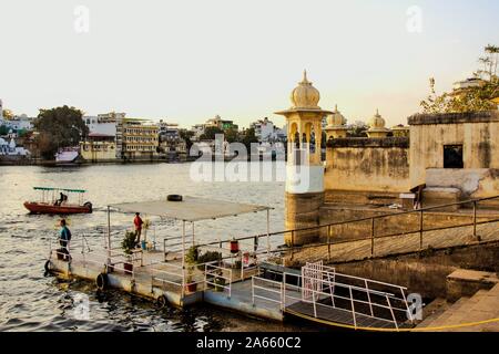 Gangaur Ghat, Lago Pichola, Udaipur, Rajasthan, India, Asia Foto Stock